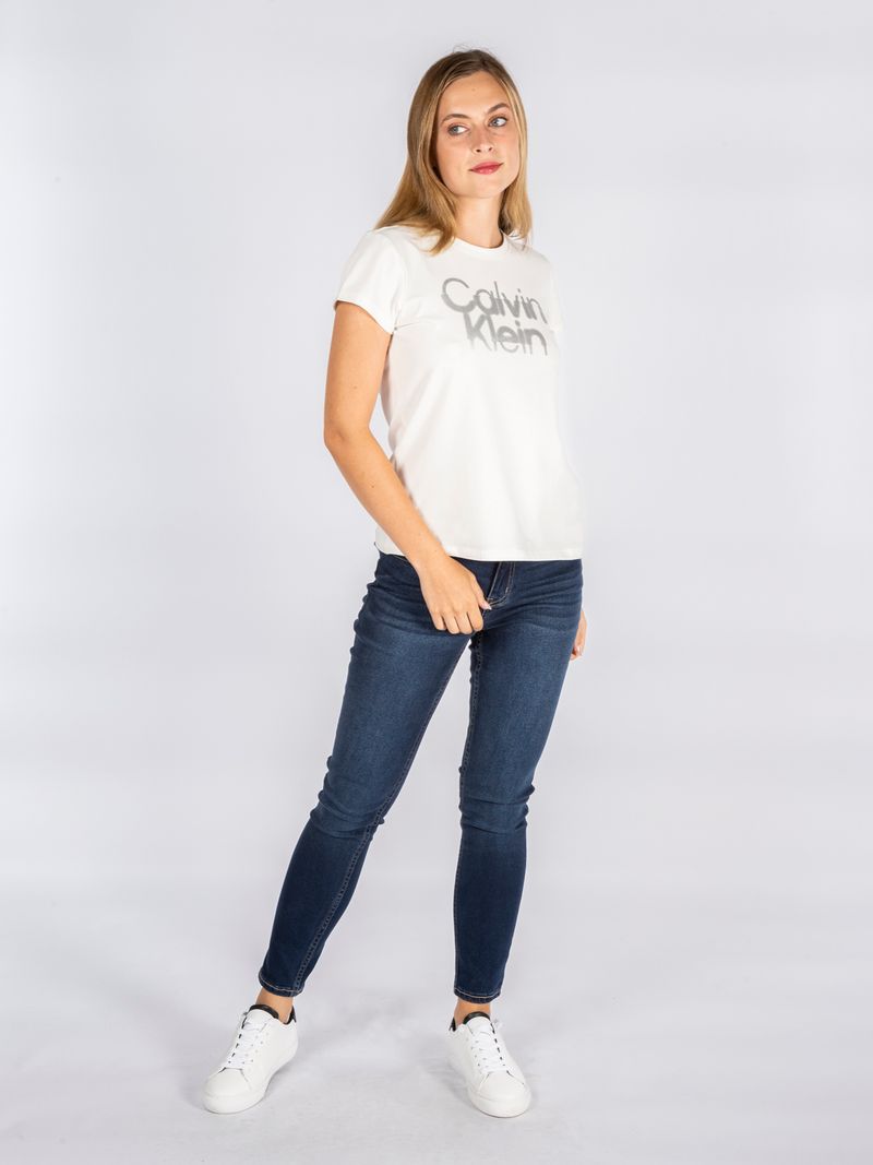 -T-shirt-con-logo-difuminado