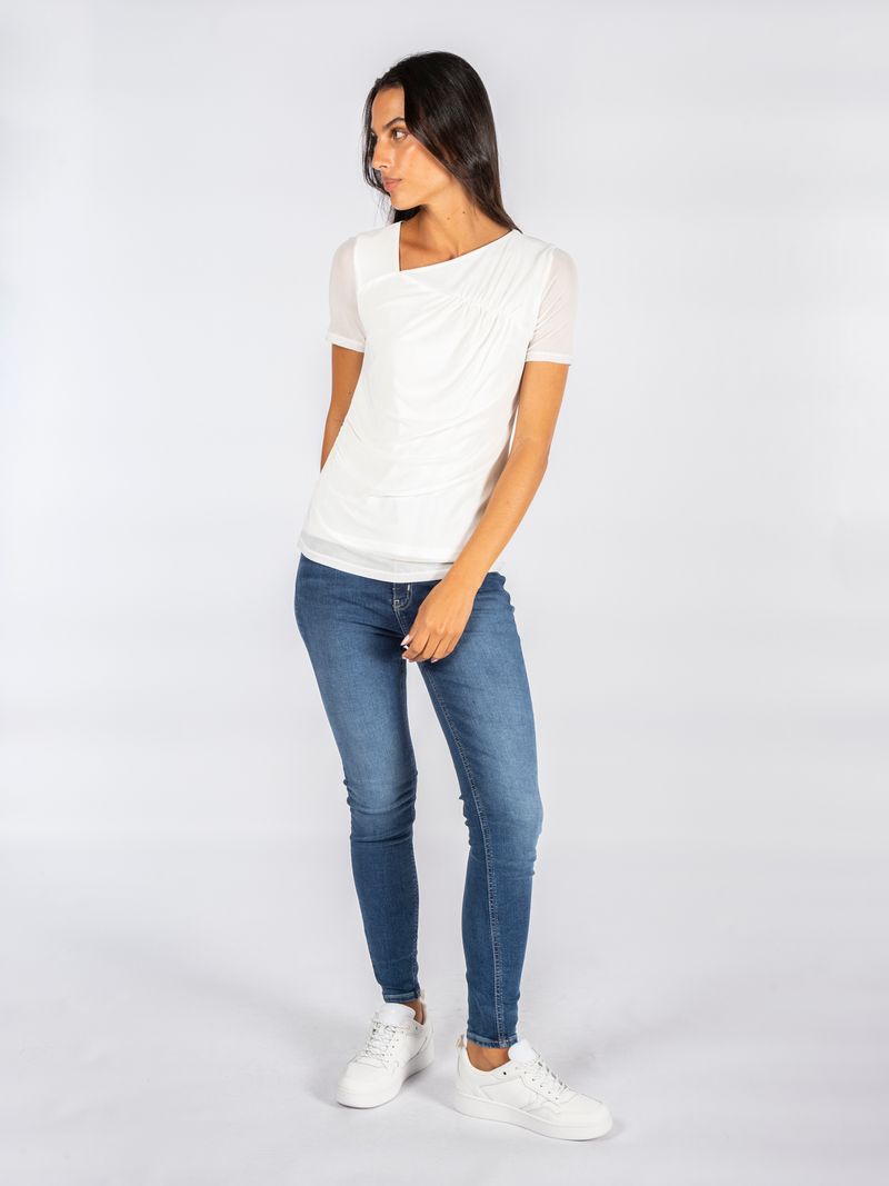 Blusa-con-escote-asimetrico
