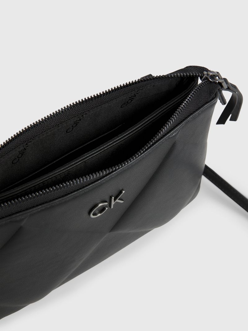 Bolso-cruzado-acolchado-con-monograma