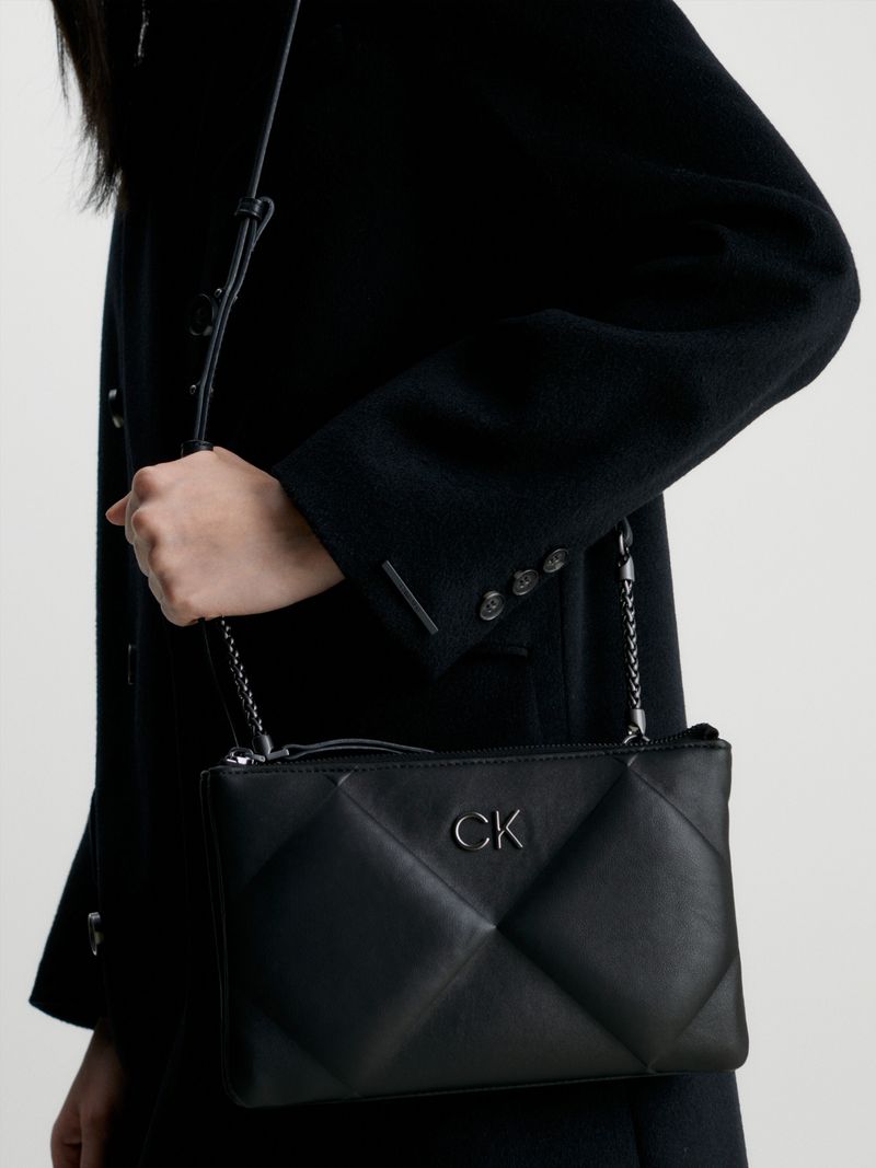 Bolso-cruzado-acolchado-con-monograma
