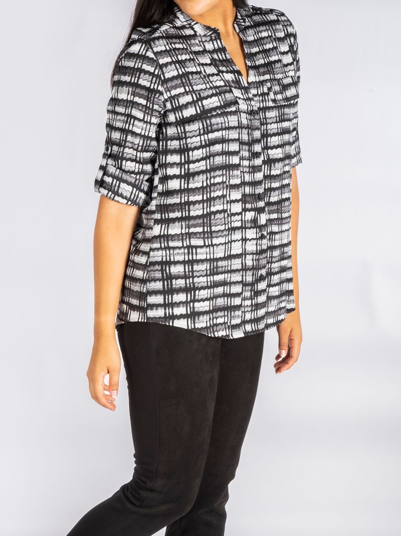 Camisa-estampada-con-mangas-enrolladas