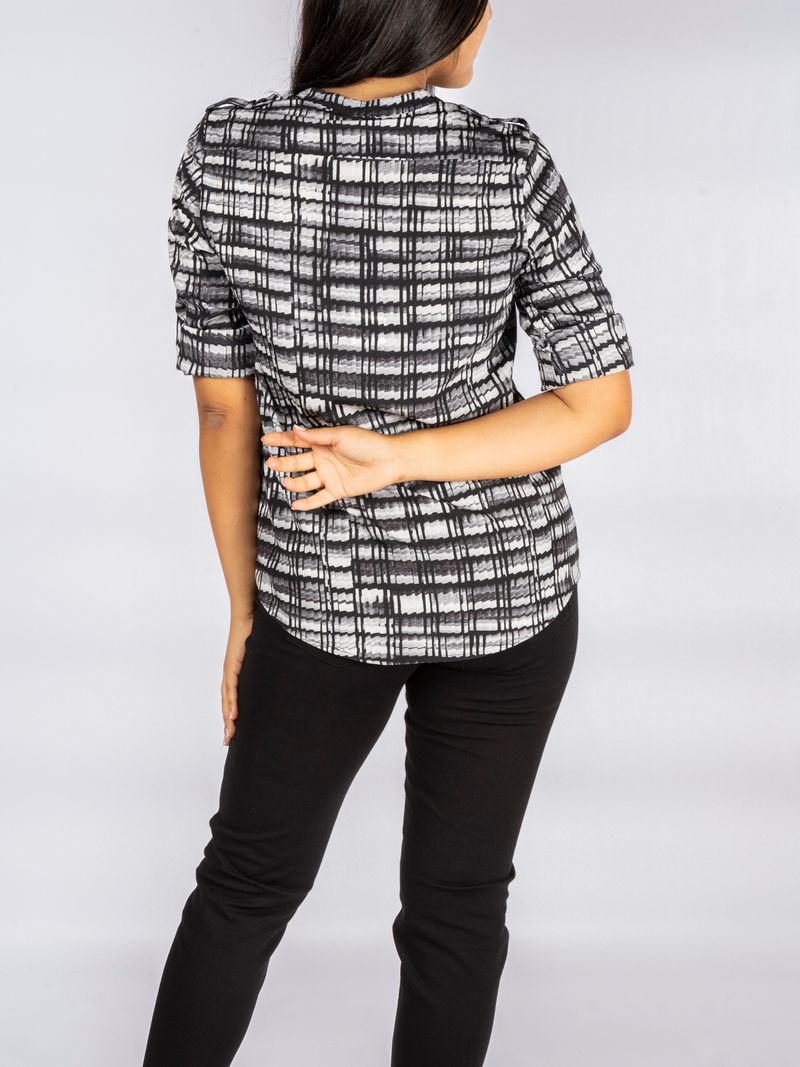 Camisa-estampada-con-mangas-enrolladas