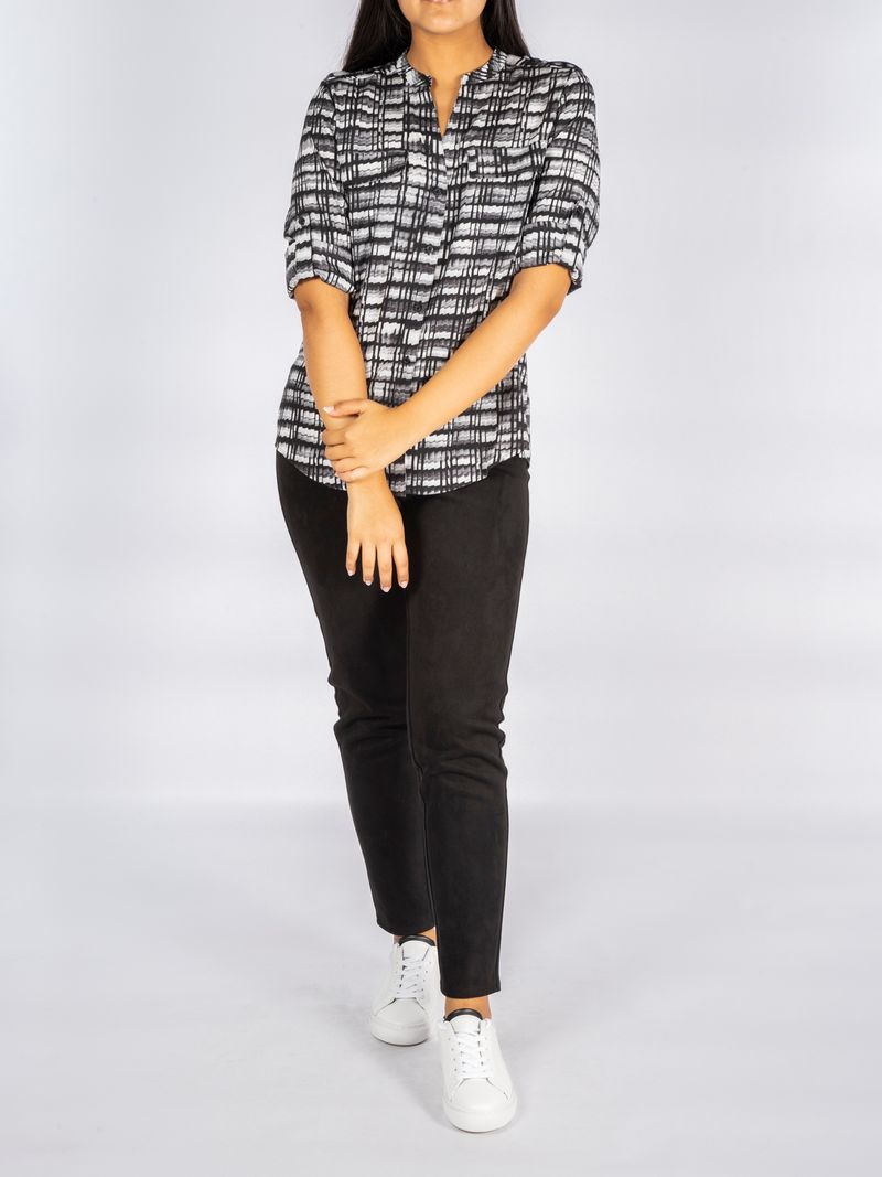 Camisa-estampada-con-mangas-enrolladas