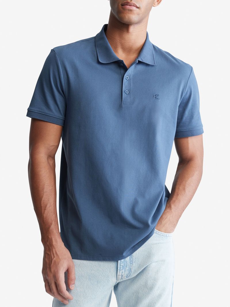 Polo-con-monograma-bordado