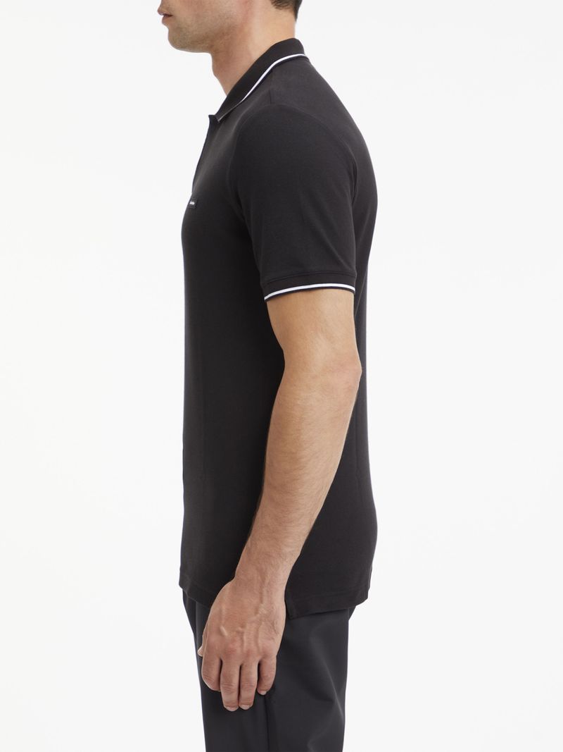 Polo-slim-de-pique-elastico-con-ribetes-modernos