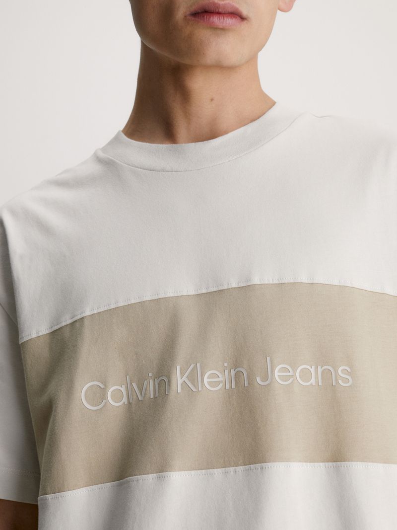 T-shirt-chenille-con-logotipo