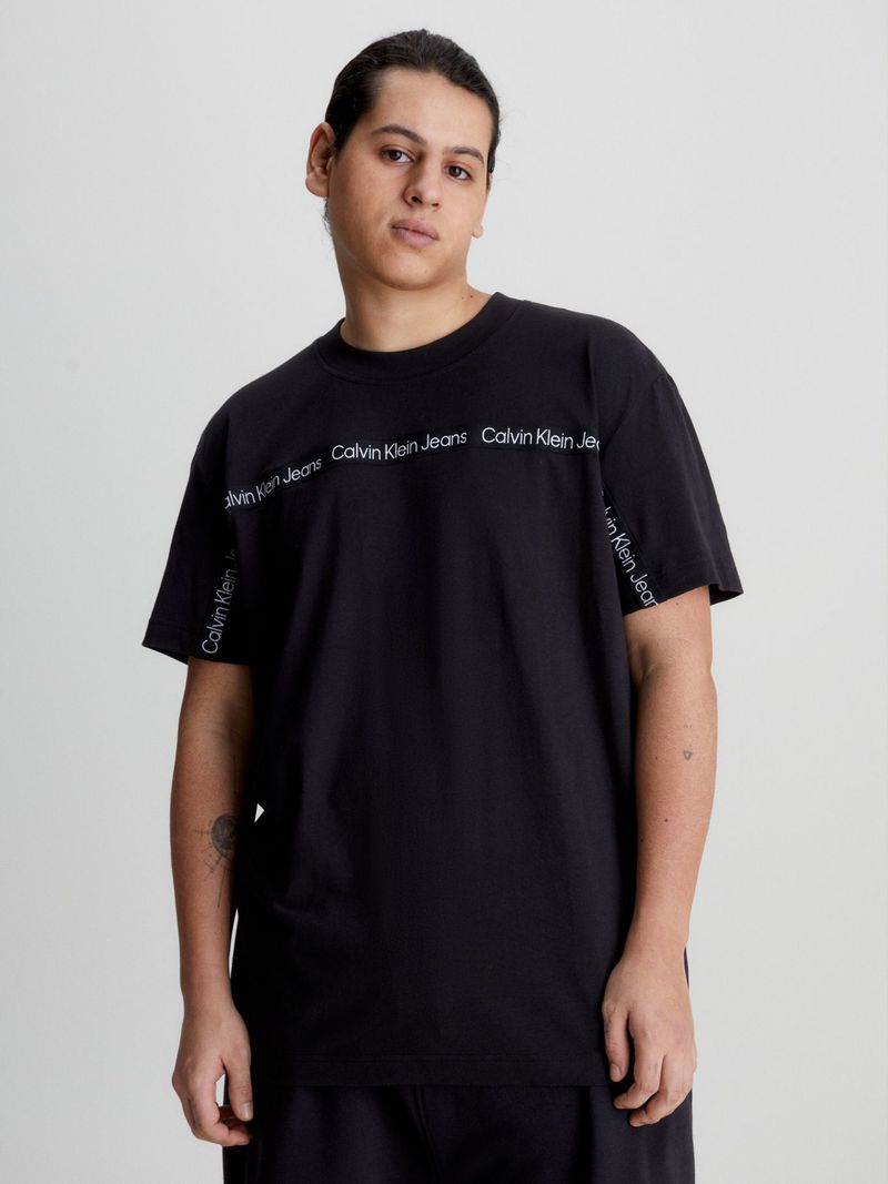 T-shirt-con-cinta-en-contraste-con-logo