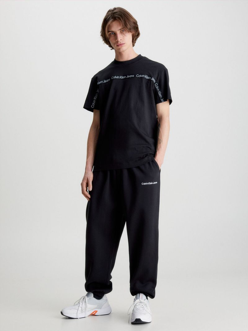 T-shirt-con-cinta-en-contraste-con-logo
