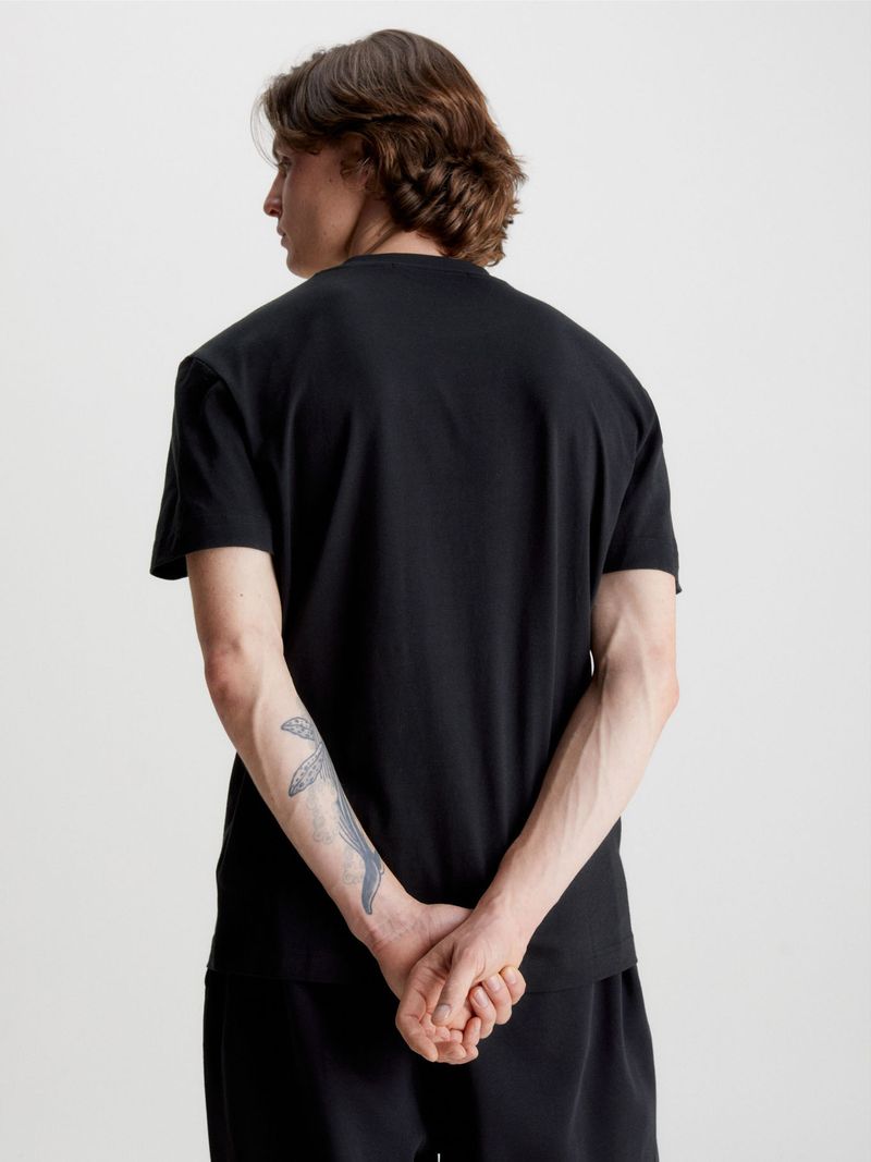 T-shirt-con-cinta-en-contraste-con-logo