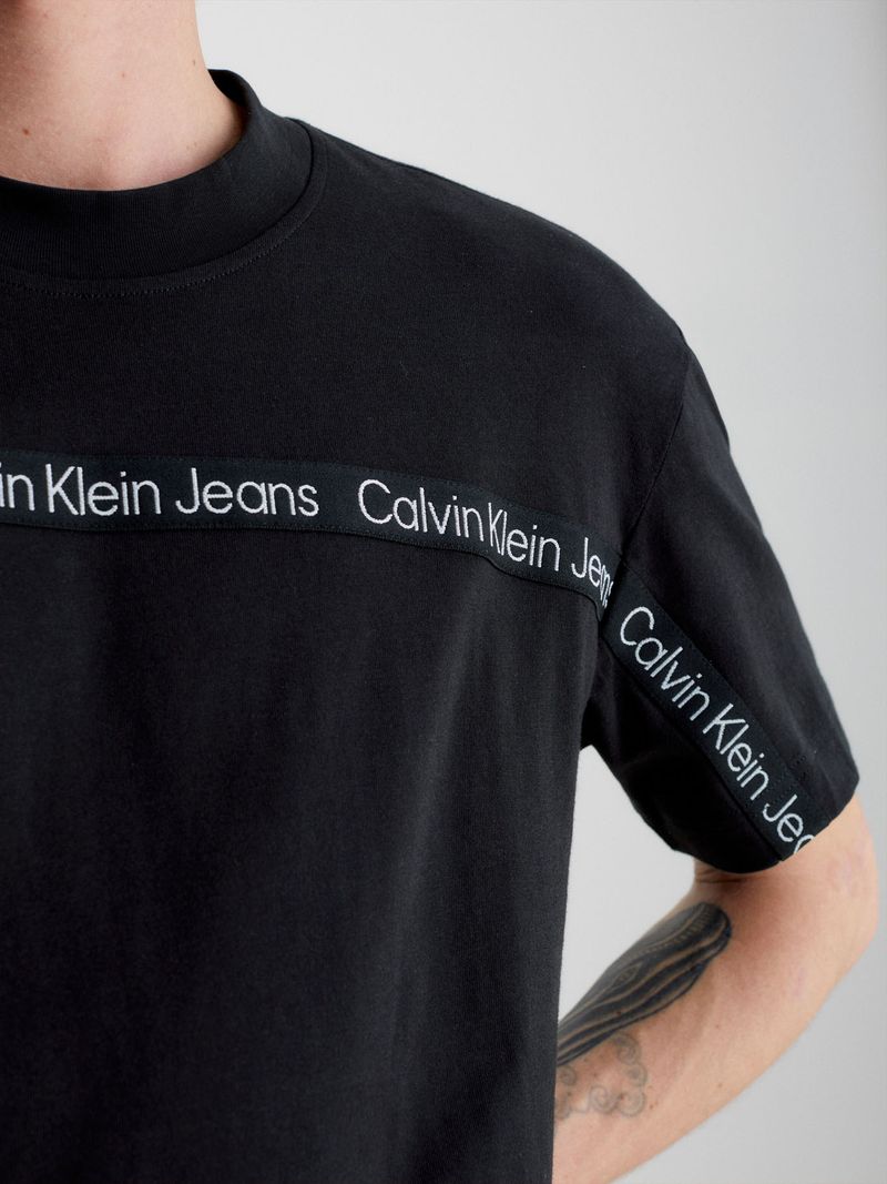 T-shirt-con-cinta-en-contraste-con-logo