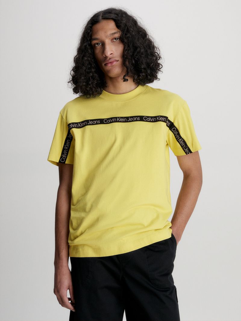 T-shirt-con-cinta-en-contraste-con-logo