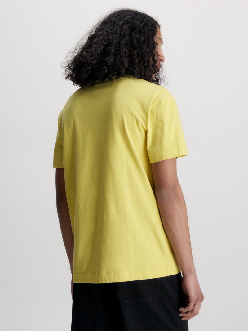 T-shirt-con-cinta-en-contraste-con-logo