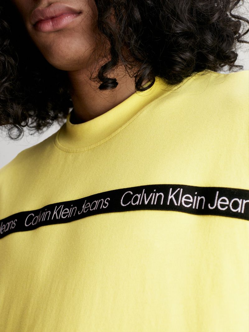 T-shirt-con-cinta-en-contraste-con-logo