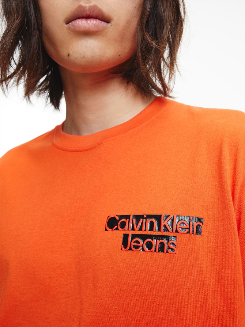 T-shirt-con-logo-bloqueado-estacional