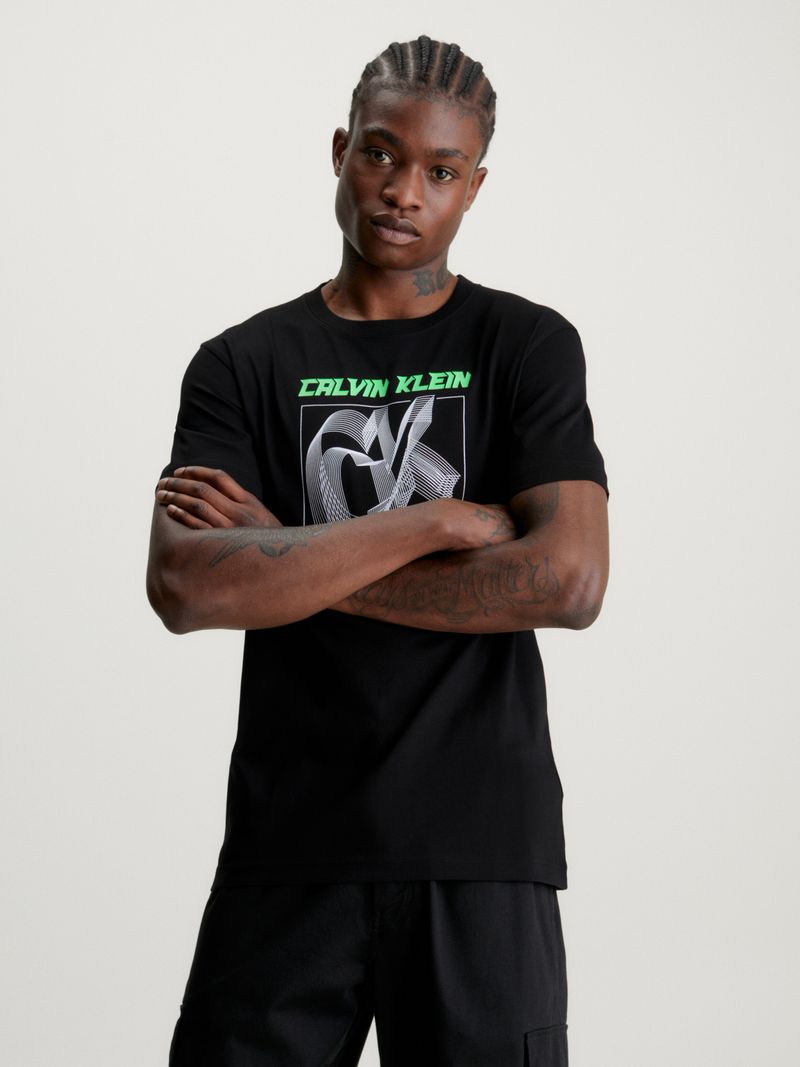 T-shirt-con-logo-en-3D-desvanecido