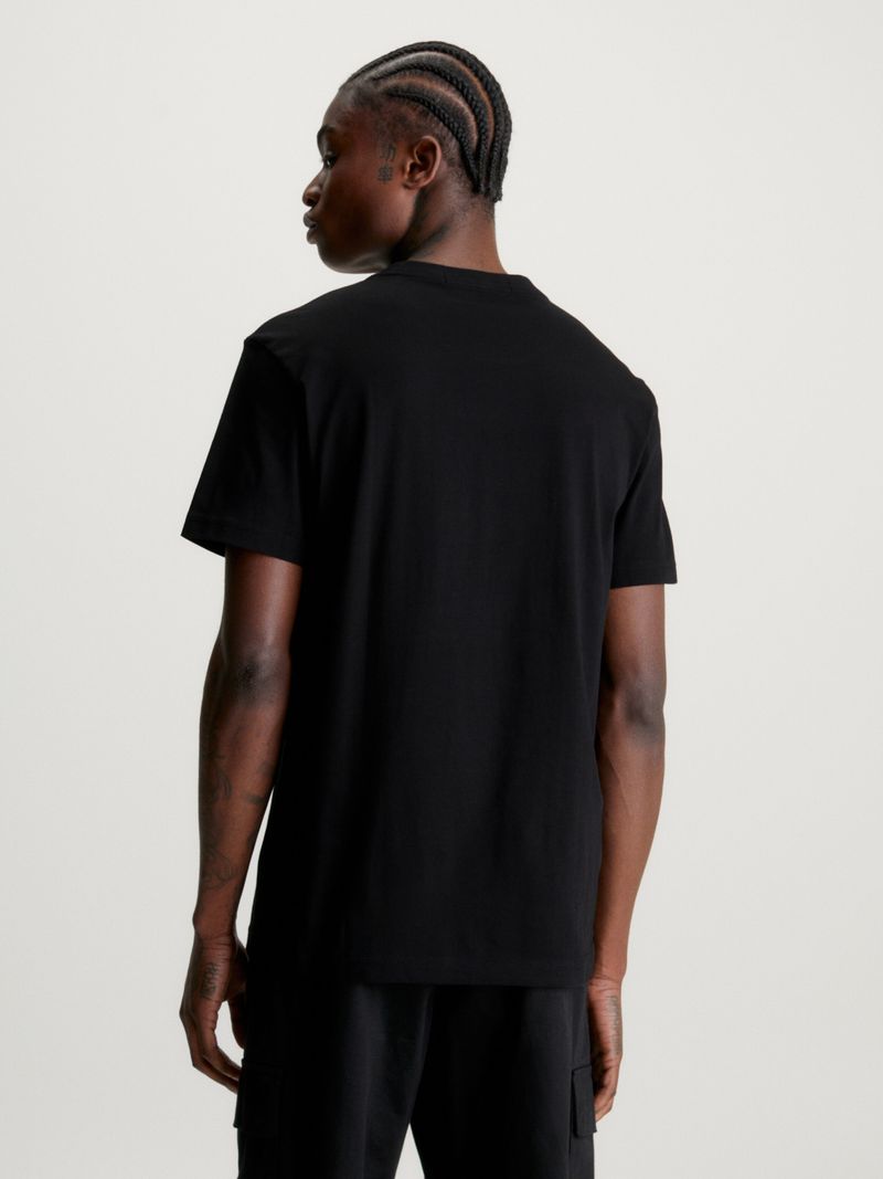T-shirt-con-logo-en-3D-desvanecido