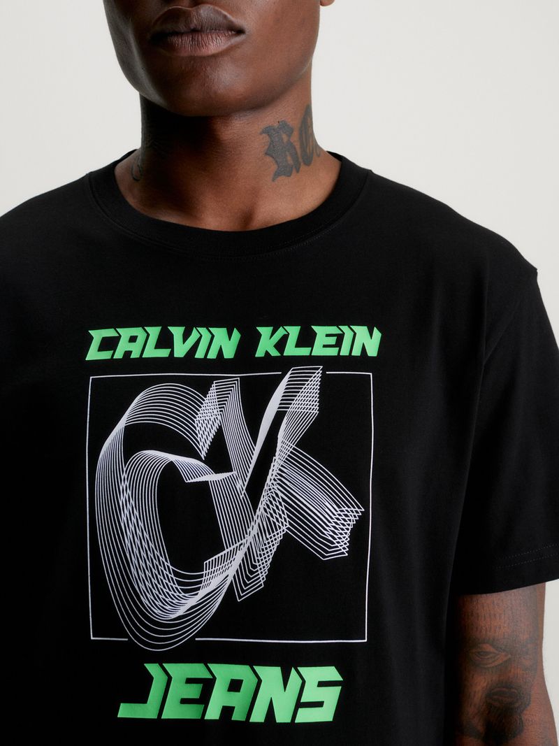 T-shirt-con-logo-en-3D-desvanecido