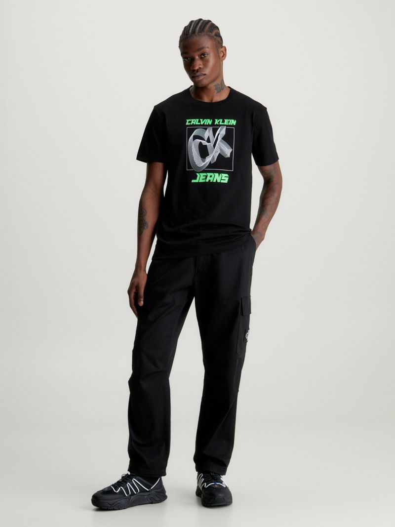 T-shirt-con-logo-en-3D-desvanecido