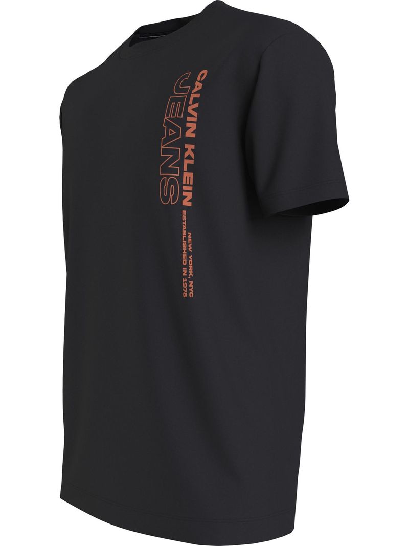 T-shirt-con-logotipo-apilado-vertical