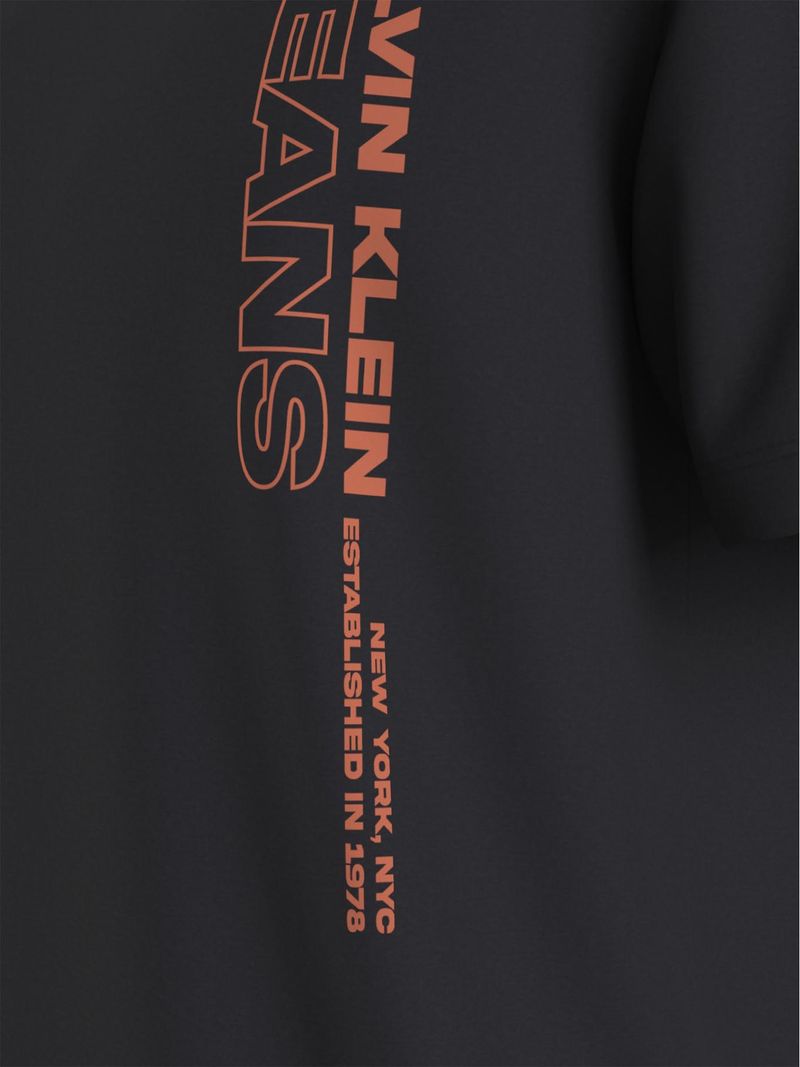 T-shirt-con-logotipo-apilado-vertical