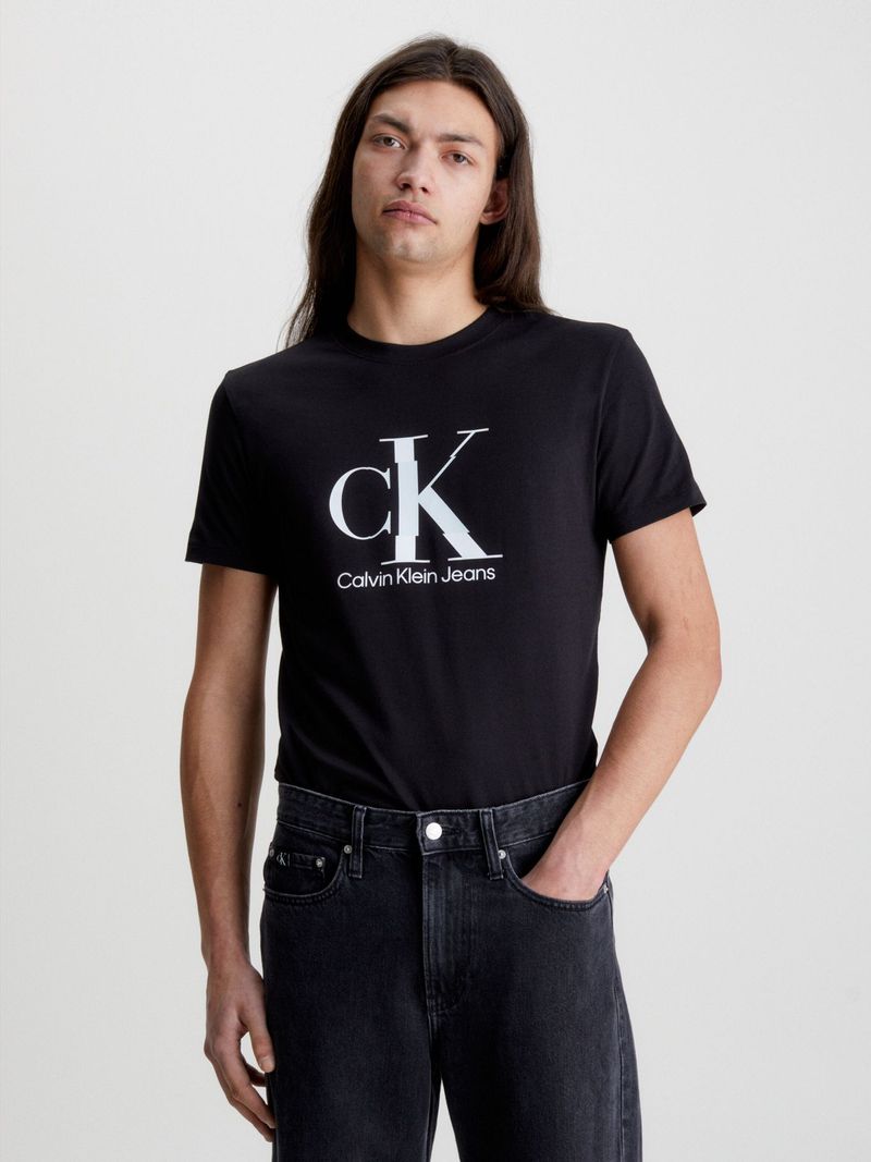 T-shirt-con-monograma-disruptivo