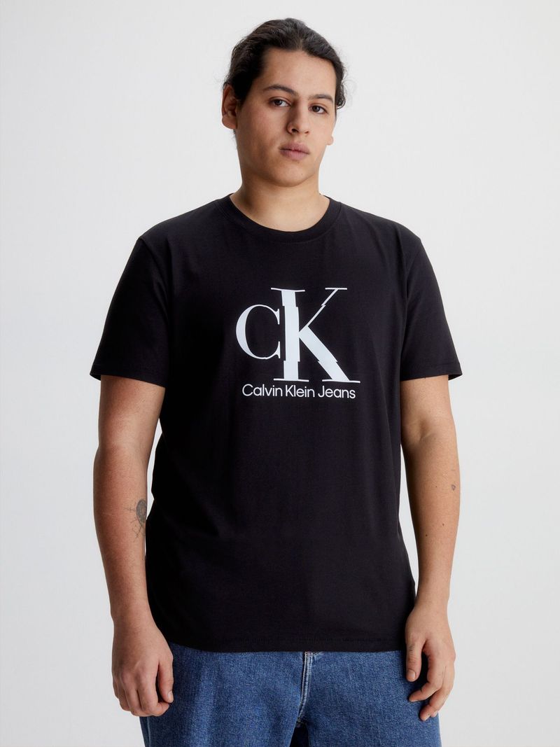 T-shirt-con-monograma-disruptivo