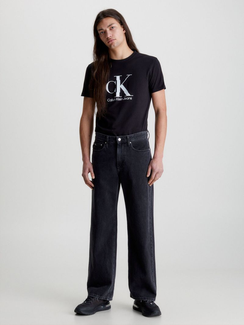T-shirt-con-monograma-disruptivo