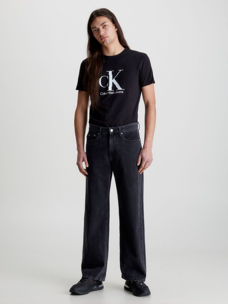 T-shirt-con-monograma-disruptivo