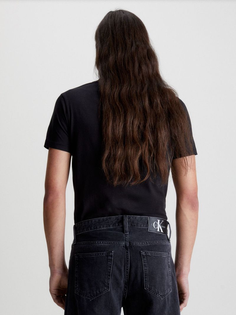 T-shirt-con-monograma-disruptivo