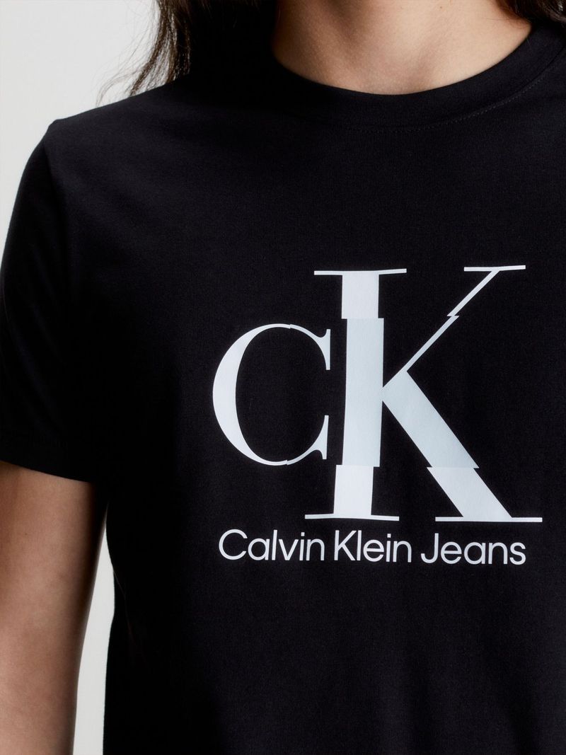 T-shirt-con-monograma-disruptivo