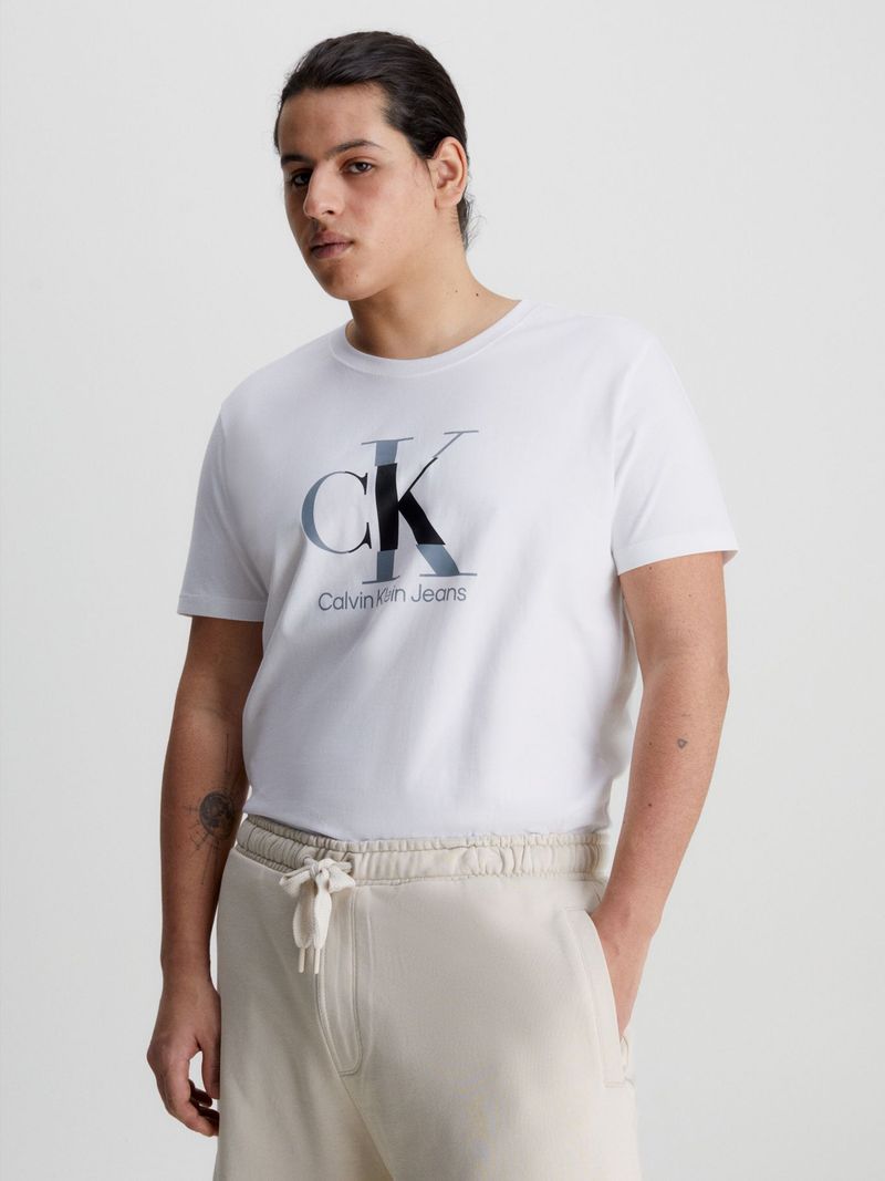 T-shirt-con-monograma-disruptivo