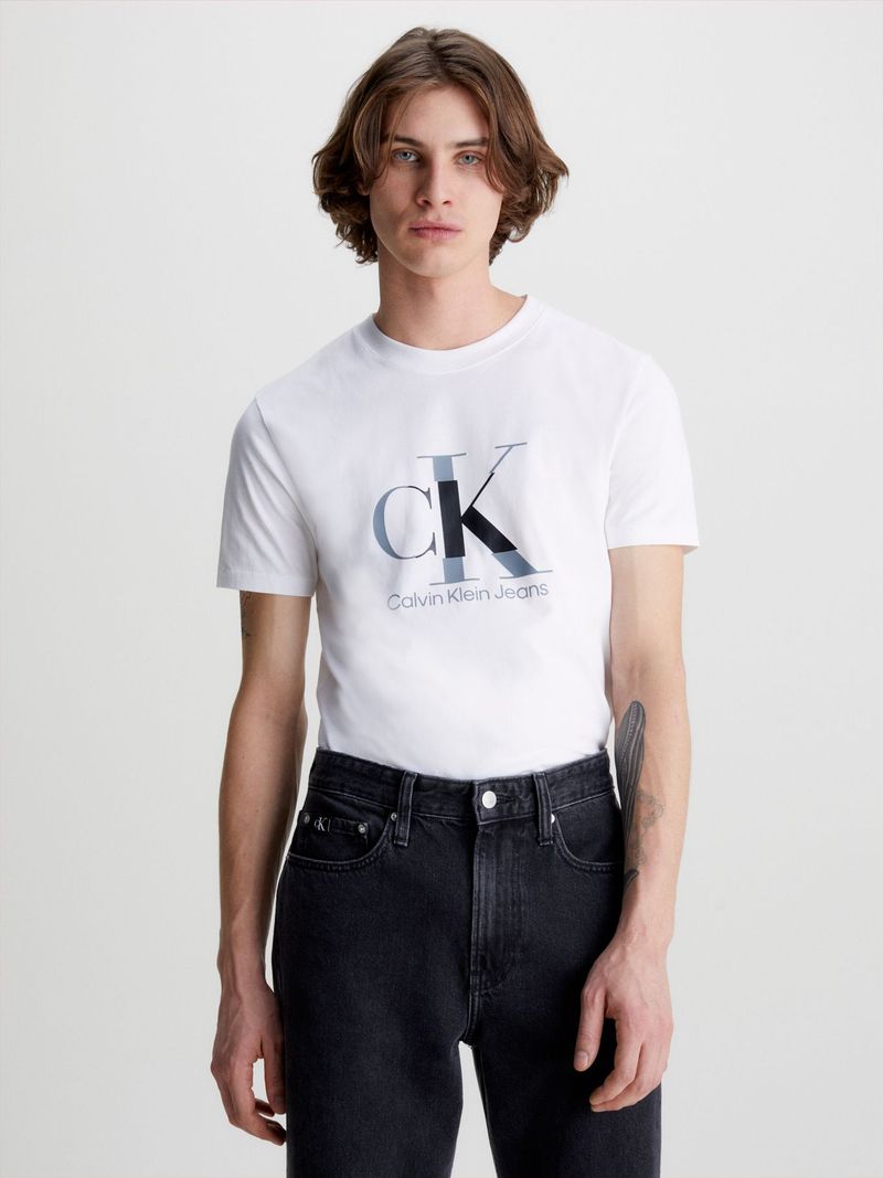 T-shirt-con-monograma-disruptivo