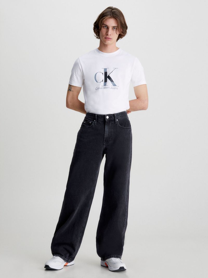 T-shirt-con-monograma-disruptivo