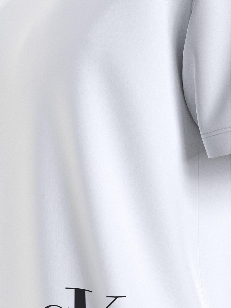T-shirt-con-monograma-en-contraste
