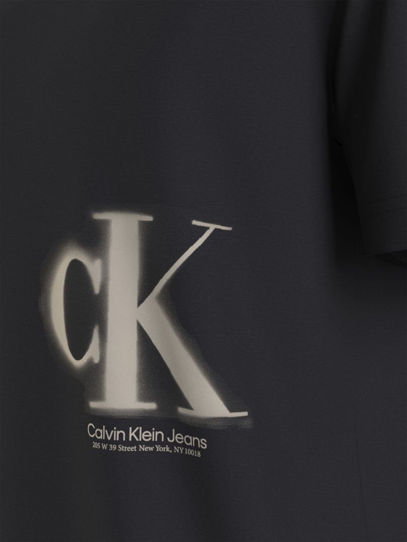 T-shirt-con-monograma-estampado