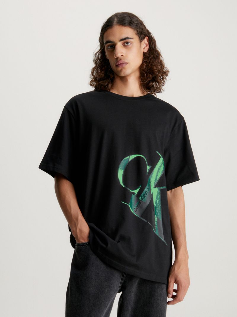 T-shirt-con-monograma-inclinado-hiperrealista