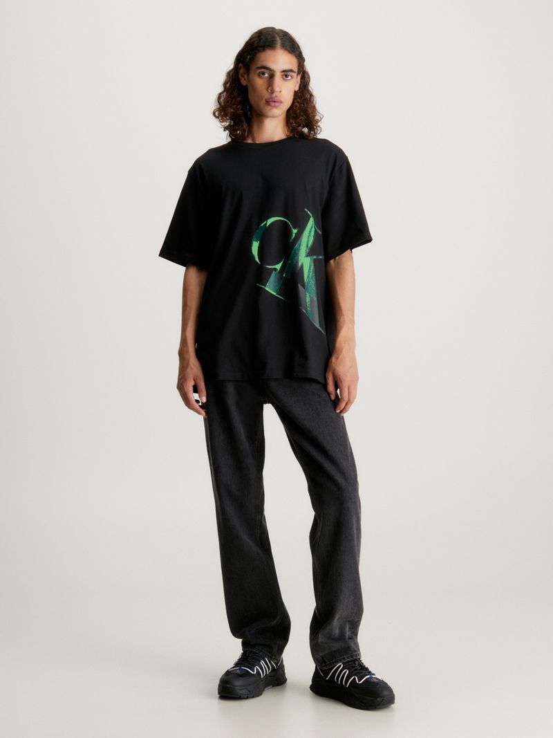 T-shirt-con-monograma-inclinado-hiperrealista