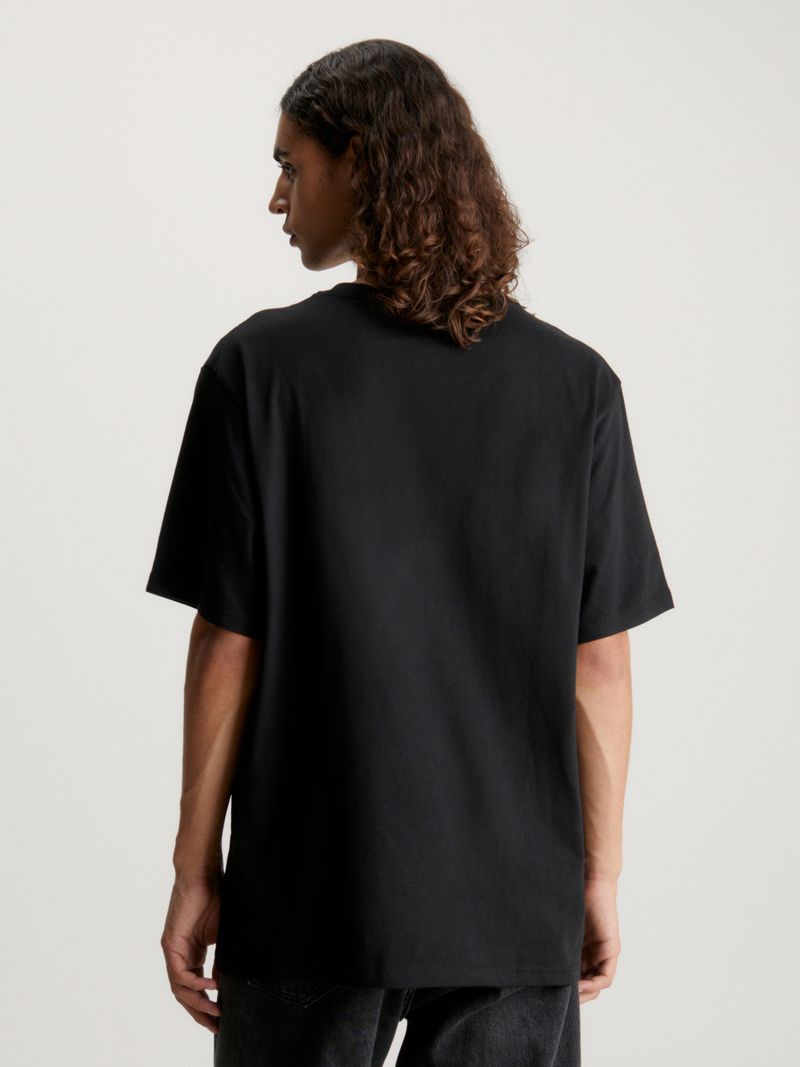 T-shirt-con-monograma-inclinado-hiperrealista