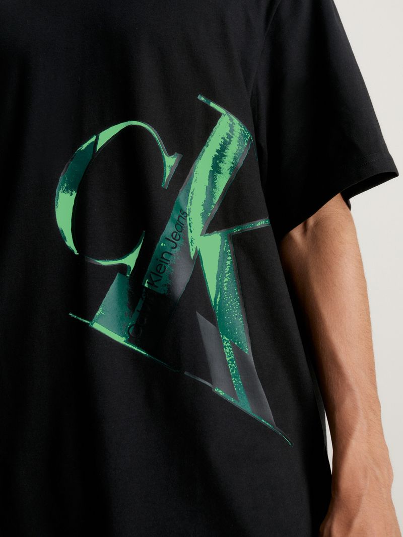 T-shirt-con-monograma-inclinado-hiperrealista