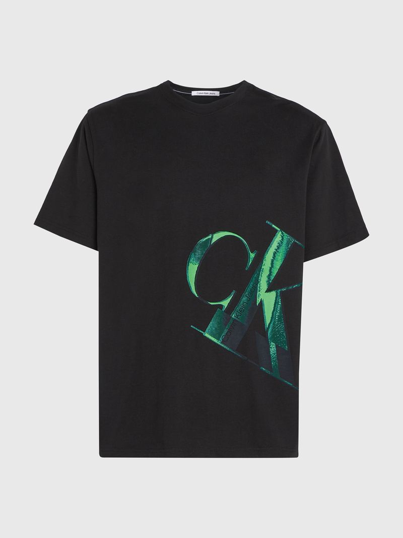 T-shirt-con-monograma-inclinado-hiperrealista