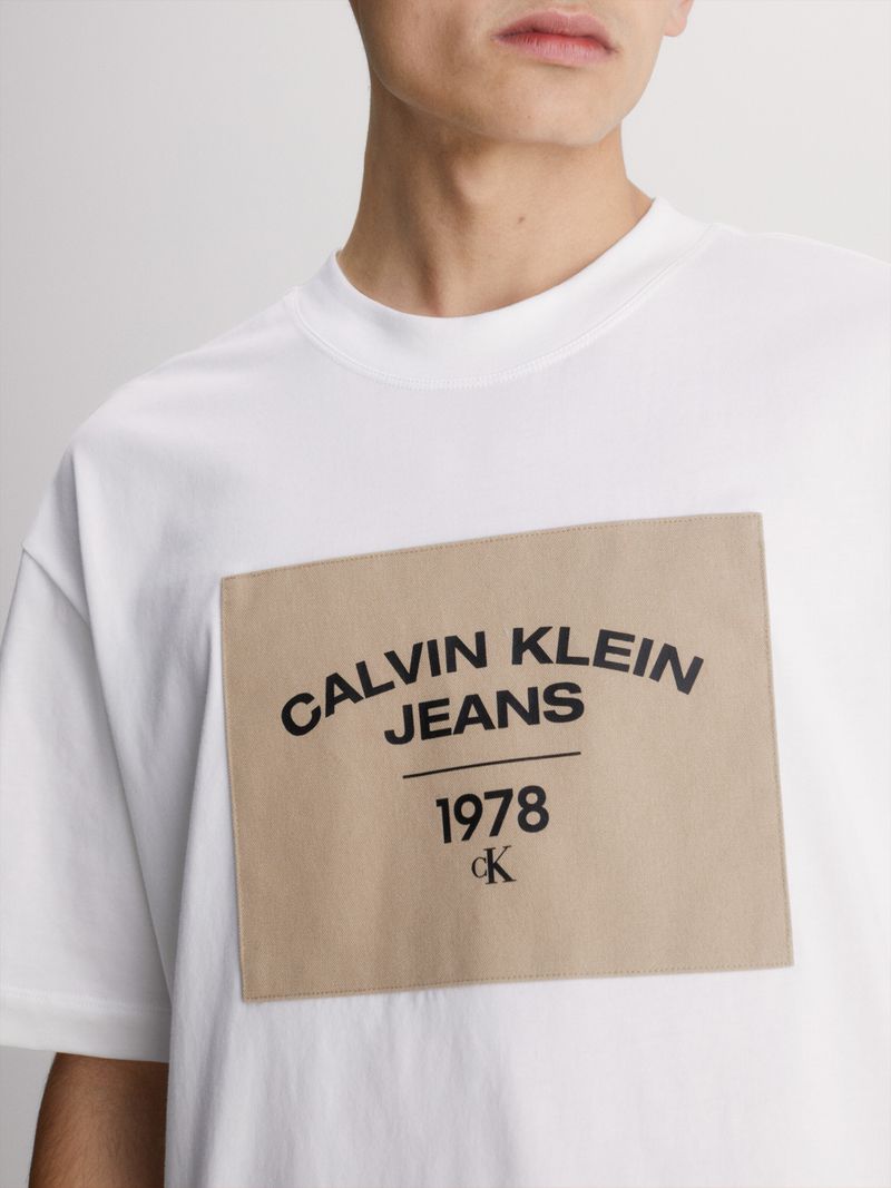 T-shirt-relaxed-con-parche-de-lona