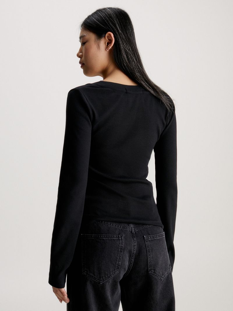 T-shirt-slim-de-canale-con-cuello-en-V