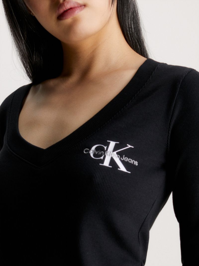 T-shirt-slim-de-canale-con-cuello-en-V