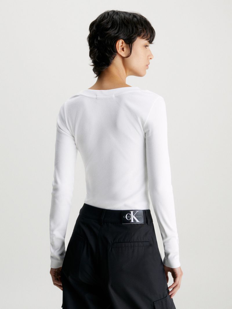 T-shirt-slim-de-canale-con-cuello-en-V