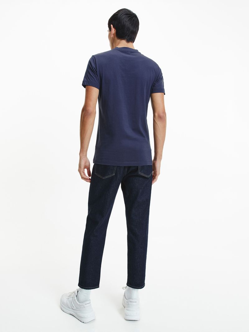 T-shirt-slim-y-diseño-de-monograma