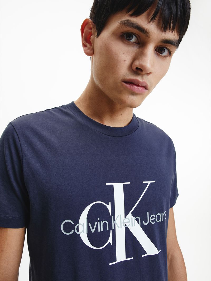 T-shirt-slim-y-diseño-de-monograma