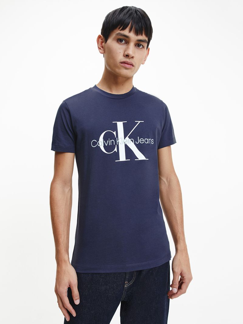 T-shirt-slim-y-diseño-de-monograma