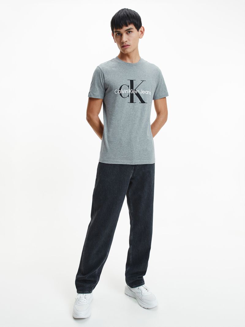 T-shirt-slim-y-diseño-de-monograma