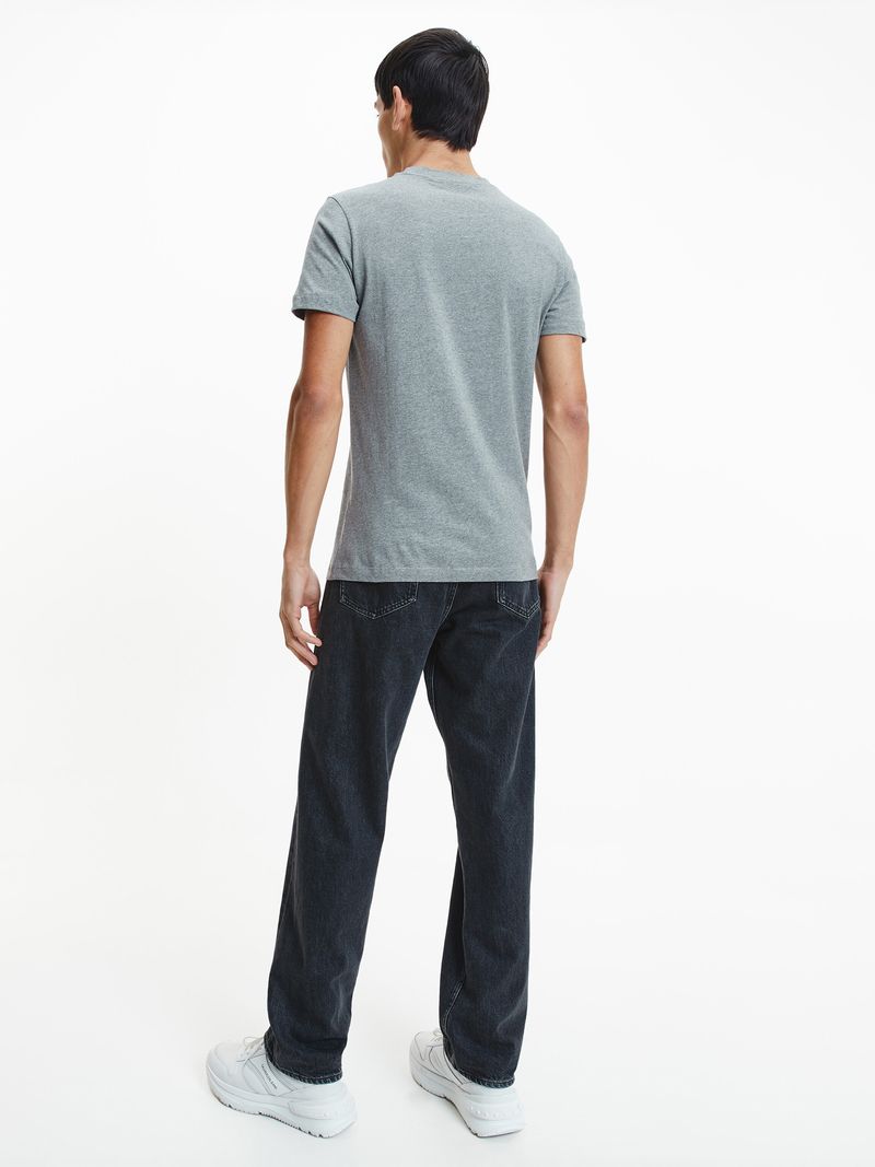 T-shirt-slim-y-diseño-de-monograma
