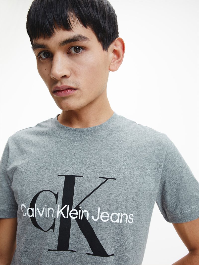 T-shirt-slim-y-diseño-de-monograma